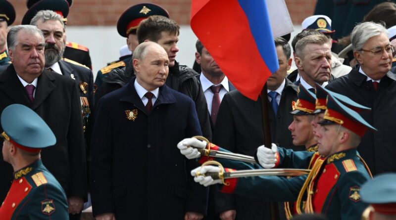 Poutine honore les créateurs d’armes nucléaires