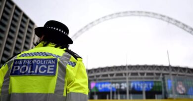 agent de football menace arme à feu