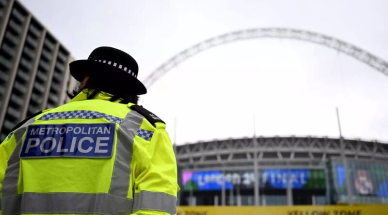 agent de football menace arme à feu
